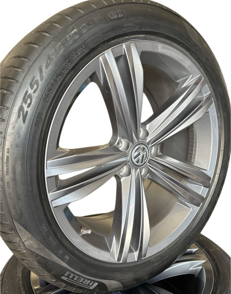 VW Tiguan II AD1 Allspace BW2 R-Line original Alufelgen mit Sommerreifen Pirelli 19 Zoll